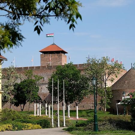 Var-Torony Apartman Дьюла Экстерьер фото