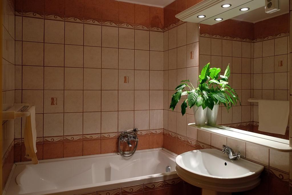 Var-Torony Apartman Дьюла Экстерьер фото